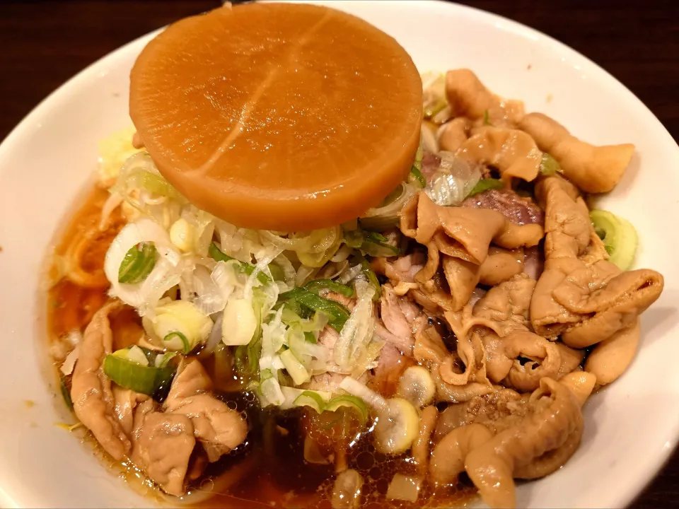 【2018年創業】 
【期間限定】 
ピコピコポン
モツ煮ラーメン (1,600円) 
―麺半分 (150g)
＋ニンニク (無料)
@西早稲田3分 
(JR高田馬場駅から徒歩10分)
25331
〈醤163塩54噌󠄀23タ11昆9出16 F18冷27混5つ3焼1ポ1〉|大脇さん