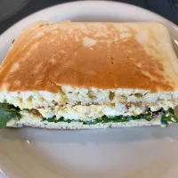 たまごサラダのパンケーキサンド|あきたまさん