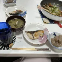 晩御飯☆こんにゃくの煮物☆豆苗とソーセージの炒め物（しめじ・もやし）☆ぶりの塩焼き☆みそ汁|Saharaさん