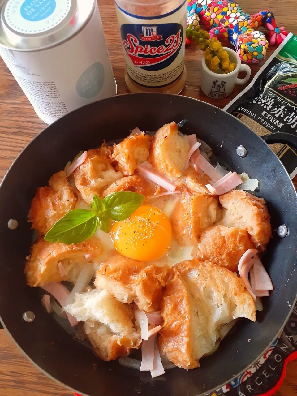 卵入りのパンとにんにくのスープ煮🐣|fumfumさん