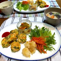 夜ごはん: 鶏と菊菜揚げ物、じゃがいも醤油バター、オリーブオイル人参、玉ねぎピーマンかぼちゃポン酢和え、粕入り味噌汁|kaoriさん