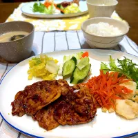 夜ごはん: 生姜焼き、じゃがいも醤油バター、オリーブオイル人参、白菜お漬物、きゅうり大根キャベツ人参の浅漬け、粕味噌汁卵入り|kaoriさん