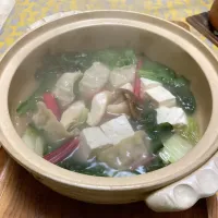 grandmaの晩ごはん☆ 今夜は簡単に野菜たっぷりの餃子鍋を…
白菜、小松菜、チンゲンサイ、ふだん菜、大根､エリンギ、豆腐、餃子、柚子を絞ってて頂きます

写真は湯気でボンヤリ|kaoriさん