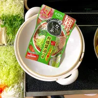 朔ちゃんがTVで審査員から絶賛されてるの観て食べたかったという鍋つゆで野菜巻きしゃぶするよ〜|さくたえさん