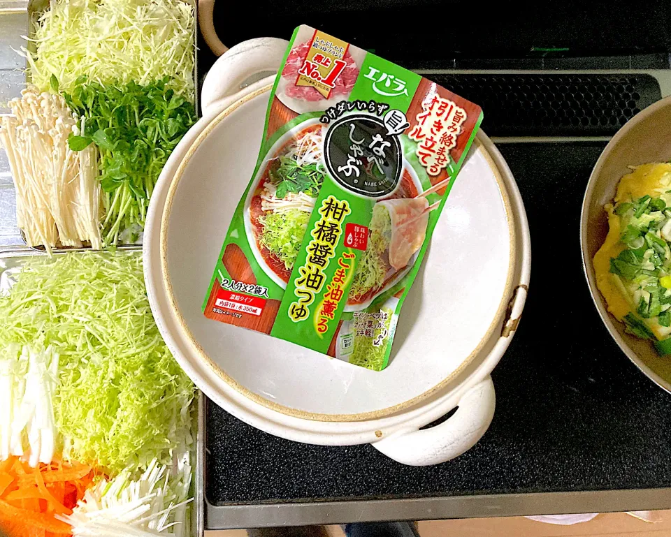 朔ちゃんがTVで審査員から絶賛されてるの観て食べたかったという鍋つゆで野菜巻きしゃぶするよ〜|さくたえさん