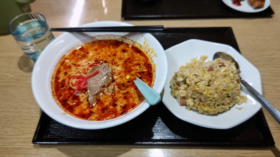 赤博多ラーメン(辛旨い博多ラーメン)、炒飯、中華飯、卵スープ、春巻(夕飯、祥瑞)|enarinさん