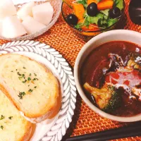 ビーフシチュー、柿とオリーブのサラダ、フランスパン、梨| samさん