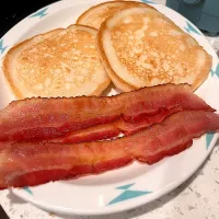 Breakfast- fluffy pancakes and crispy thin bacon|🌺IAnneさん