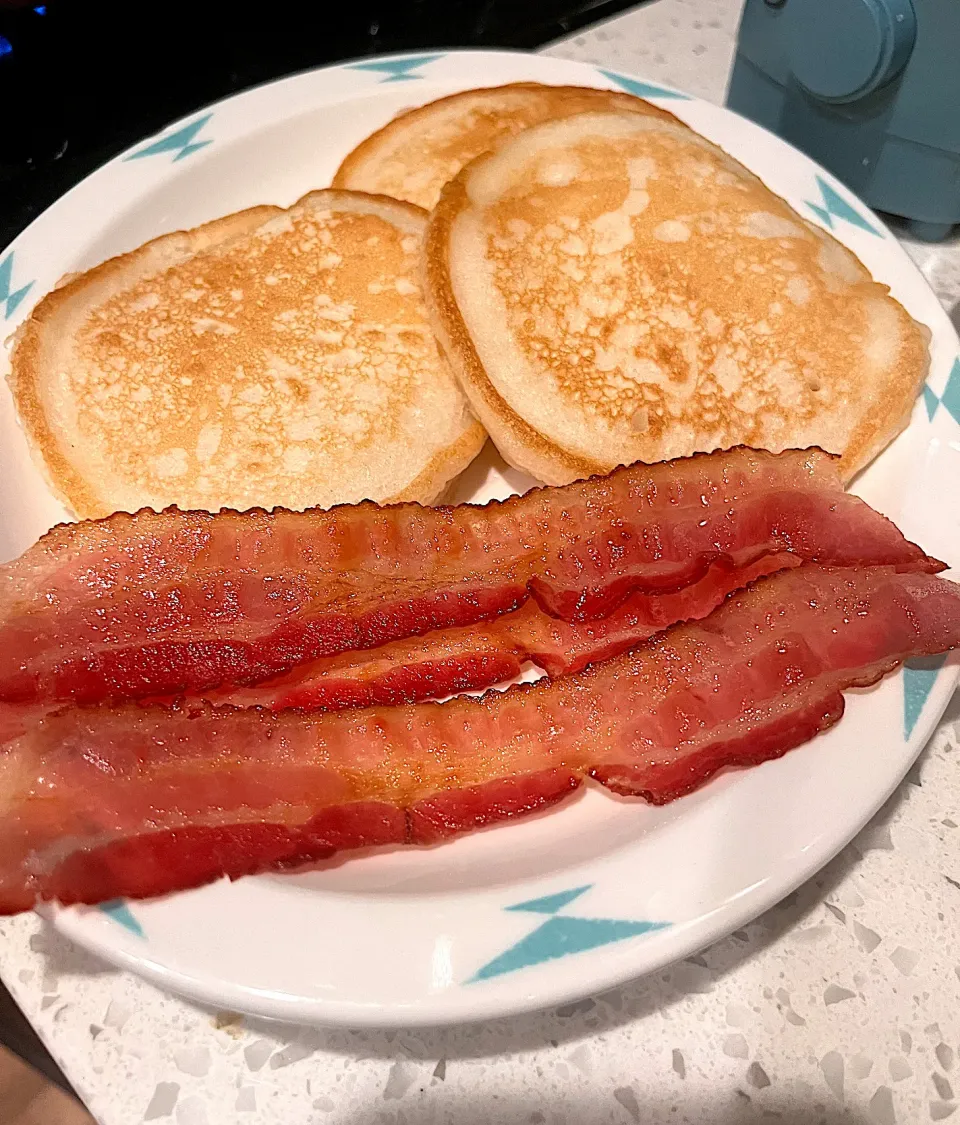 Breakfast- fluffy pancakes and crispy thin bacon|🌺IAnneさん