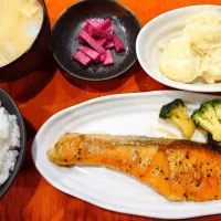 鮭の照り焼き定食| 伊藤央さん