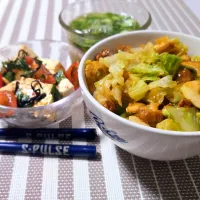 春キャベツと竹輪のオイスター丼
とうふと大葉の塩昆和え
だしスープ(豆苗)|マギーさん