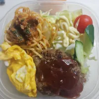 ☆高校生弁当☆ハンバーグ、サラダ、ミートソース、オムレツ| ｼｮｺﾗさん