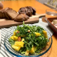 春菊とパイナップルとナッツのサラダ|むぎこさん