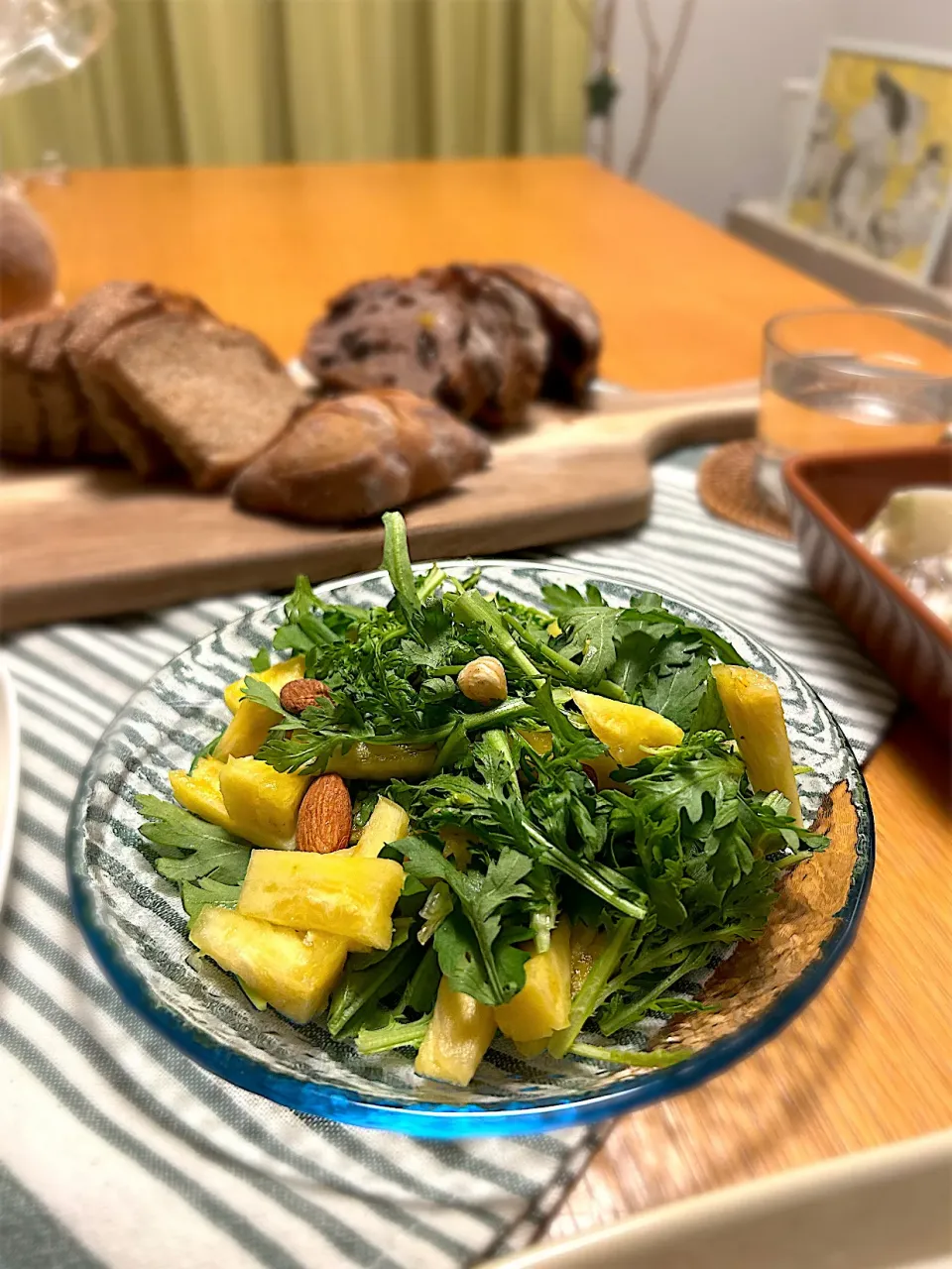 春菊とパイナップルとナッツのサラダ|むぎこさん