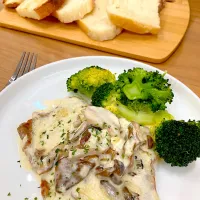 ポークソテークリームソースと自家製パンでランチ。|よっしーさん