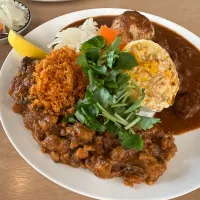 ドライチキン🐔と大辛チキンのあいがけ🔥🌶️🐔🍛味玉チー玉トッピング🥚🧀🍳ピクルスマシマシ🥒|buhizouさん