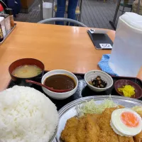 大阪市港区磯路赤丸食堂の天保山チチキンカツ定食ご飯マンガ盛りソース別添え|タカちゃんさん