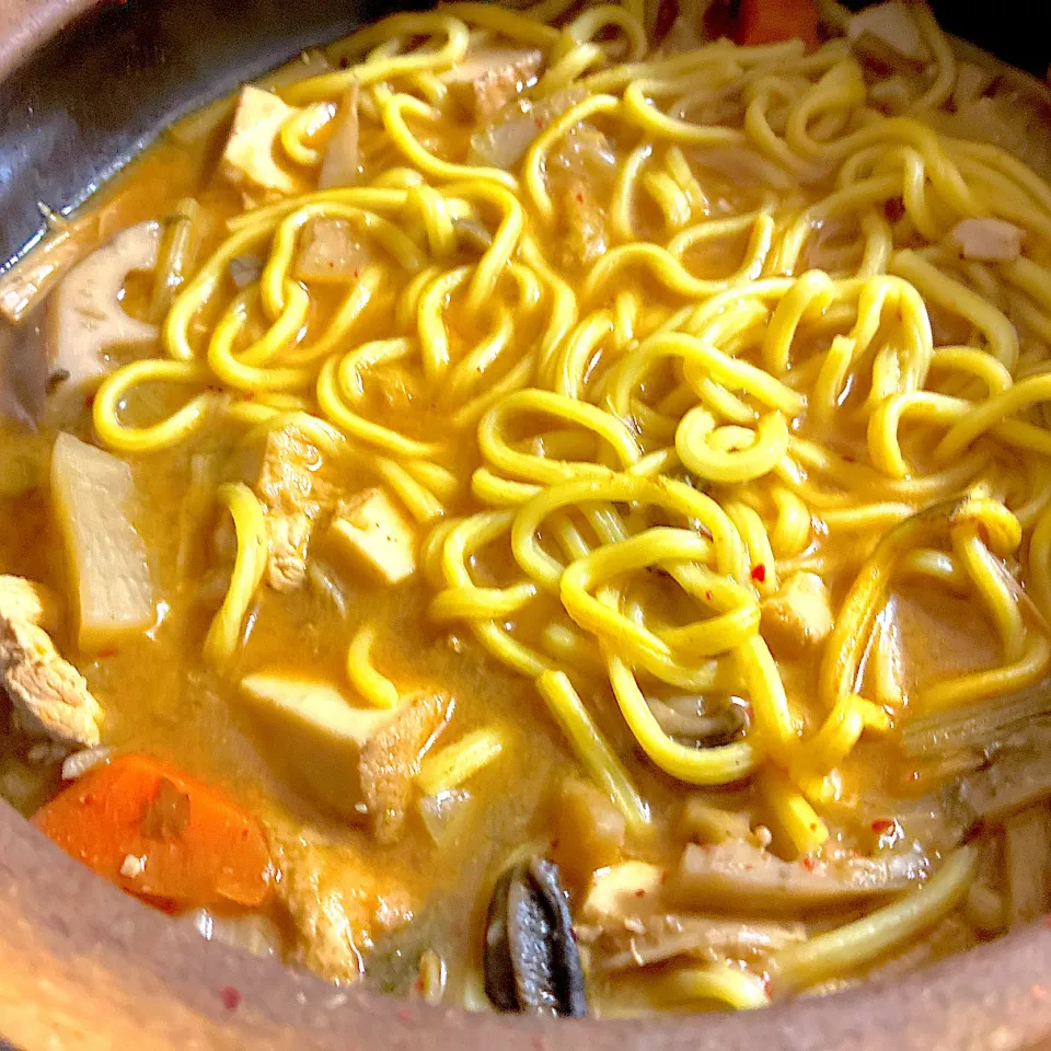 鶏むね肉と厚揚げと根菜のキムチ鍋〆ラーメン。|くろーぶやんさん