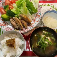 今日の晩御飯❣️冷凍してたチキンレッグ、残ったお粥。好きな金山寺味噌。残ってた豆腐、お友達と半分こしてただでgetしたシソの葉。大根おろしで今日もごちそうさまでした😊|tamemitiさん