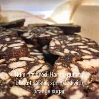 ラム酒入りグミキャンディー入りビスケットサラミにオレンジシュガーをまぶしたもの