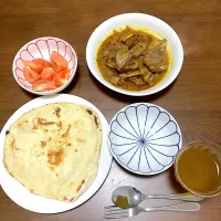 今日の晩ご飯　山羊肉とアーモンドとデーツのカレー、ナン、トマトサラダ　A型インフルエンザに罹っちゃいました。来週火曜まで外出禁止。だるくて熱っぽくて喉が痛くて最悪ですが、栄養つけなきゃいけないので頑張って作りました。単身赴任は鍛えられます。|なびさん