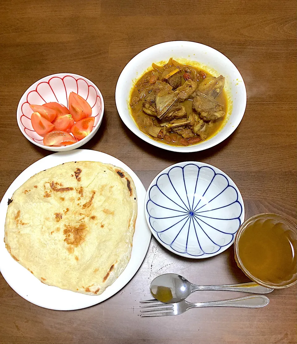 今日の晩ご飯　山羊肉とアーモンドとデーツのカレー、ナン、トマトサラダ　A型インフルエンザに罹っちゃいました。来週火曜まで外出禁止。だるくて熱っぽくて喉が痛くて最悪ですが、栄養つけなきゃいけないので頑張って作りました。単身赴任は鍛えられます。|なびさん