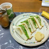 トーストサンドイッチ、沢庵、ホットコーヒー、六条麦茶、バナナ(朝ご飯)|enarinさん