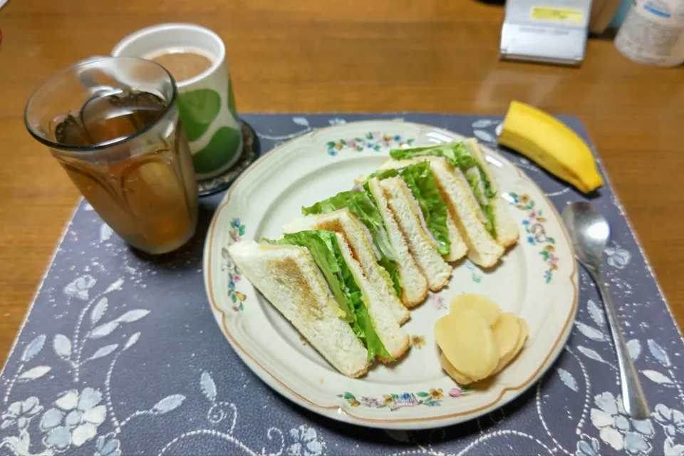 トーストサンドイッチ、沢庵、ホットコーヒー、六条麦茶、バナナ(朝ご飯)|enarinさん