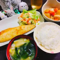 新米🌾、ネギとワカメと油揚げの味噌汁、焼き鯖、キャベツと人参のチーズ白和え、大根と鶏肉の煮物|サトリさん