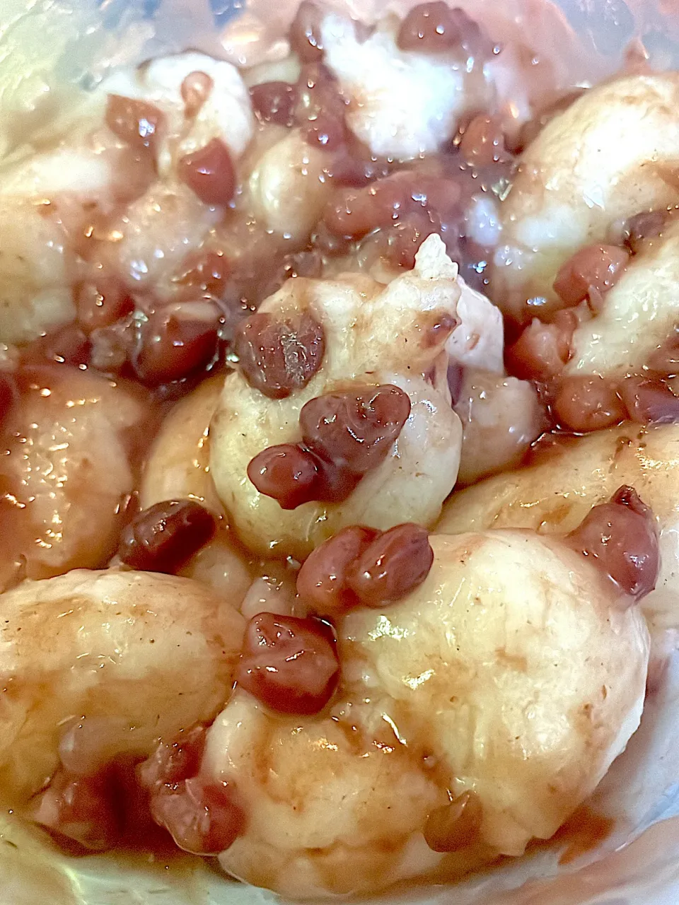 失敗作のお餅をあんころ餅にしてみました。ちょっともち米つける時間が短すぎて失敗だったけど。おはぎみたいな感覚で食べれるから良しとする😅|abekoさん