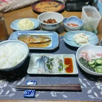 ご飯、酢の物、野沢菜漬け、六条麦茶、練乳&カシスジャムかけ手作り牛乳ゼリー、レンチンした鯖の味噌煮と甘海老唐揚げと里芋&イカの煮物、しめ鯖お造り、ポテトサラダ、さつま芋の蒸しまん(夕飯)|enarinさん