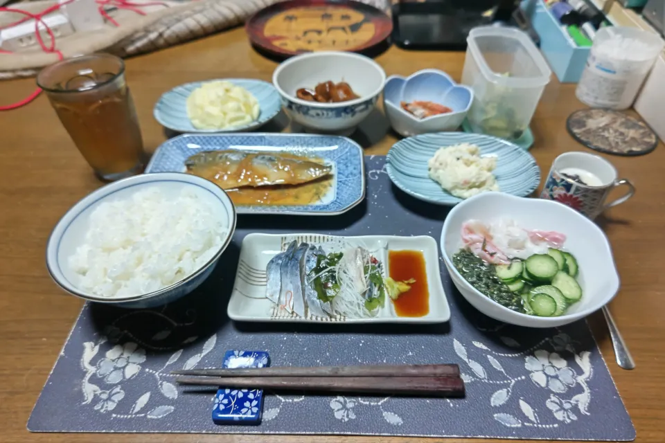 ご飯、酢の物、野沢菜漬け、六条麦茶、練乳&カシスジャムかけ手作り牛乳ゼリー、レンチンした鯖の味噌煮と甘海老唐揚げと里芋&イカの煮物、しめ鯖お造り、ポテトサラダ、さつま芋の蒸しまん(夕飯)|enarinさん