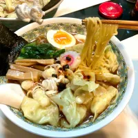 生のエビをさっと湯通しして、叩いて、ねぎと生姜で餡を作った海老ワンタンメン|Takeshi  Nagakiさん