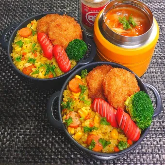 Snapdishの人気料理写真:母とムスコのラブラブおソロ♪カレーピラフ＆ミネストローネ弁当