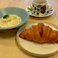 クロワッサンとエビとブロッコリーのシチュー|Atelier Sekiさん