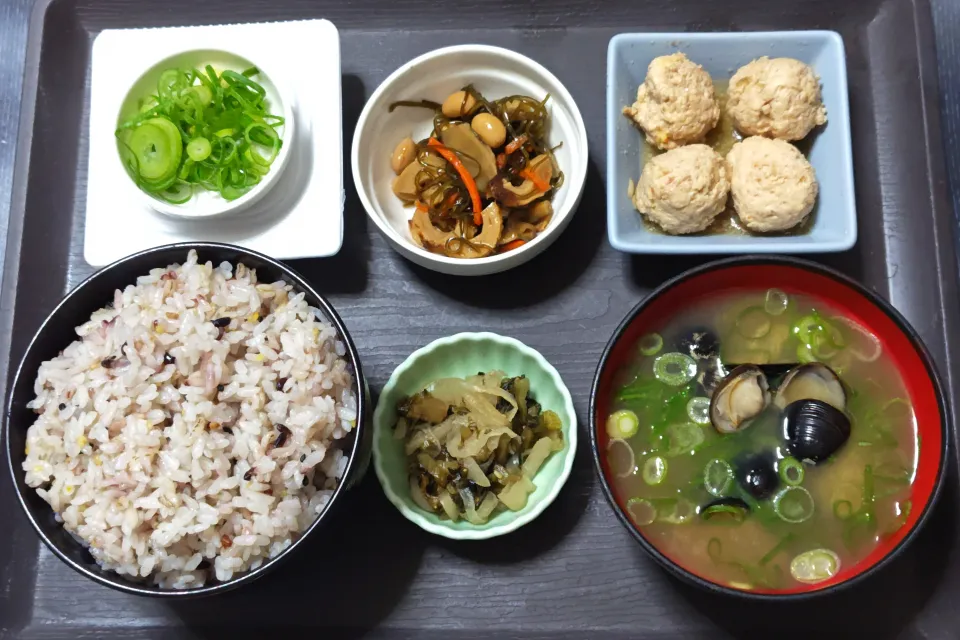 今日の朝ごはん（十五穀ごはんにつみれ煮、切り昆布煮、納豆、しじみのみそ汁、刻みすぐき）|Mars＠釜飯作り研究中さん