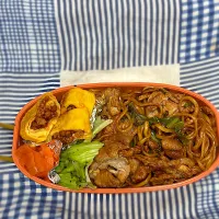焼きそば、ミート卵焼き弁当|ハリネズミさん