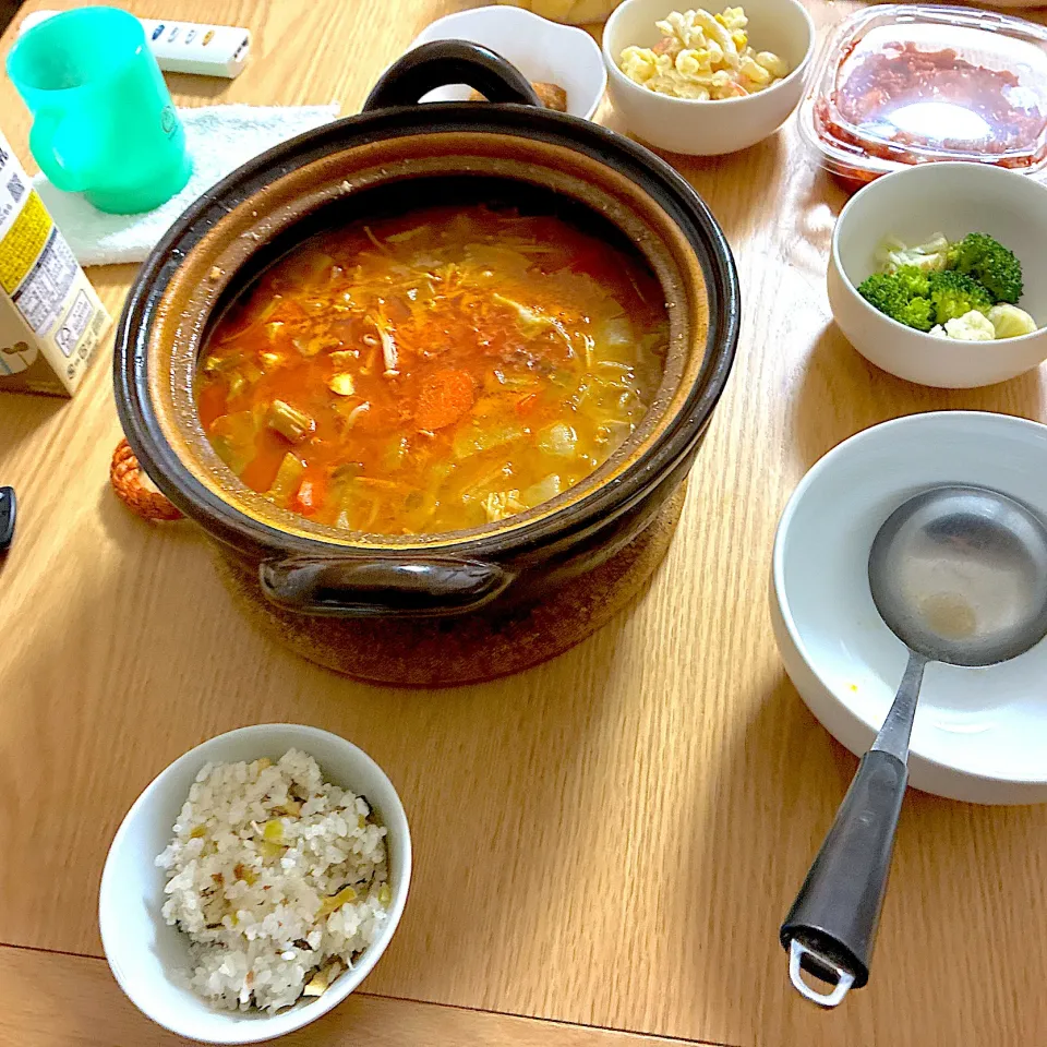 キムチ鍋、スティックメンチカツ、温野菜、マカロニサラダ、油揚げと梅干しと蕪の葉の混ぜご飯。|くろーぶやんさん