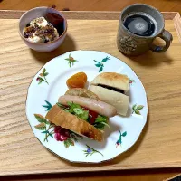 ホットドッグ🌭、ブルーベリージャムサンド、金柑蜂蜜煮、タンポポ珈琲、豆乳グルト(羊羹、カカオニブ、自家製甘酒、きな粉、無花果ジャム、白ゴマ、黒糖、メープルシロップ、エルダーフラワーコーディアル)|さくたえさん