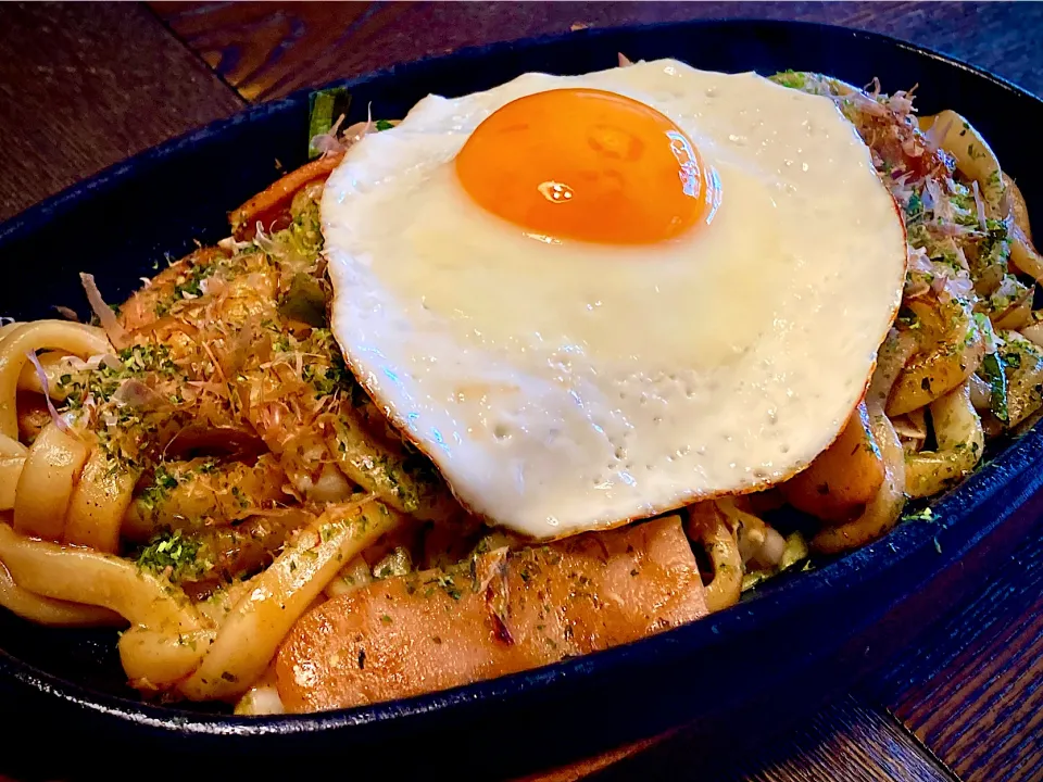 今日の麺好きランチは                                                「鉄板太麺焼きうどん」|mottoさん