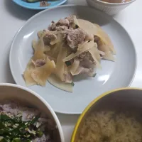 ☆夕飯☆大根と豚肉旨煮、厚揚げ野菜あんかけ、味噌汁じゃがいも、若芽、雑穀米、大根葉とシラスふりかけ、リンゴ　　大根葉っぱ付きをいただきました|ｼｮｺﾗさん