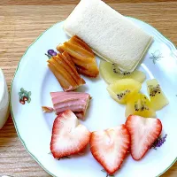 朝食 ドーナツパンフルーツなど|ふわふわさん