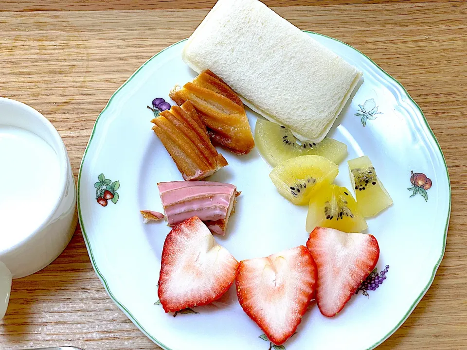 朝食 ドーナツパンフルーツなど|ふわふわさん