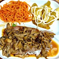 ☆にんにくバター醤油きのこソースでポークステーキ ☆フライドポテト ☆ナポリタン|まぁたんさん