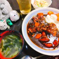 ブラックカレー、らっきょうキムチ、ネギとワカメと油揚げの味噌汁、キャベツと人参のチーズ白和え|サトリさん