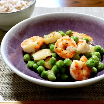 Snapdishの人気料理写真:海老とホタテとグリーンピースの炒め