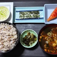 今日の朝ごはん（十五穀ごはんに辛子明太子（あごおとし）、味付けのり、納豆、赤だしのなめこ汁、刻みすぐき）|Mars＠釜飯作り研究中さん