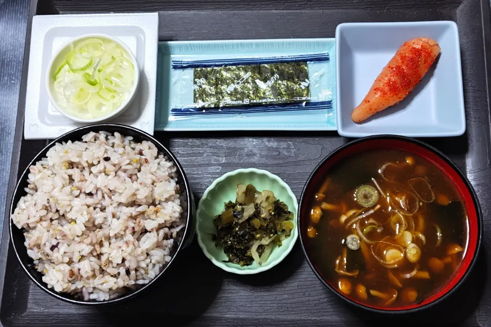 今日の朝ごはん（十五穀ごはんに辛子明太子（あごおとし）、味付けのり、納豆、赤だしのなめこ汁、刻みすぐき）|Mars＠釜飯作り研究中さん
