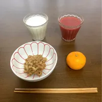 今日の朝ご飯①  いつも通りの納豆、果物（今朝はみかん）、トマトジュース、牛乳　理想体重60kに向け減量中で年内目標62kのところ今朝測ったら61k。一昨日インフルに罹ってからこの２日間で1.2k痩せました。インフル様ありがとー😷