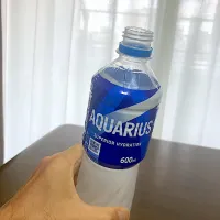 今日の朝ご飯③  そして大事なのが発汗による脱水症状を防止するための水分と電解質の補給。はやと（家内）がスポーツドリンクを飲め飲めうるさくLINEしてくるのでマンション一階エレベーターホールにある自販機でアクエリアスを買い込んできました。@はやと ちゃんと飲んでるから安心して❤️|なびさん